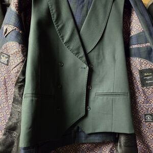 BRAND NEW SUIT. Never worn.  Statement Italy Confidence. Size 40R.